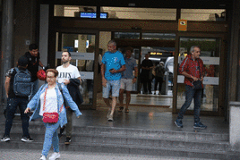 Andenes más llenos de lo habitual este jueves por los paros en Euskotren en la estación de Amara.