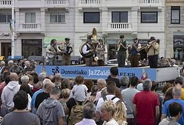 En marcha. Los músicos viajaron en camión con sus ritmos y los bailarines en bicicletas.