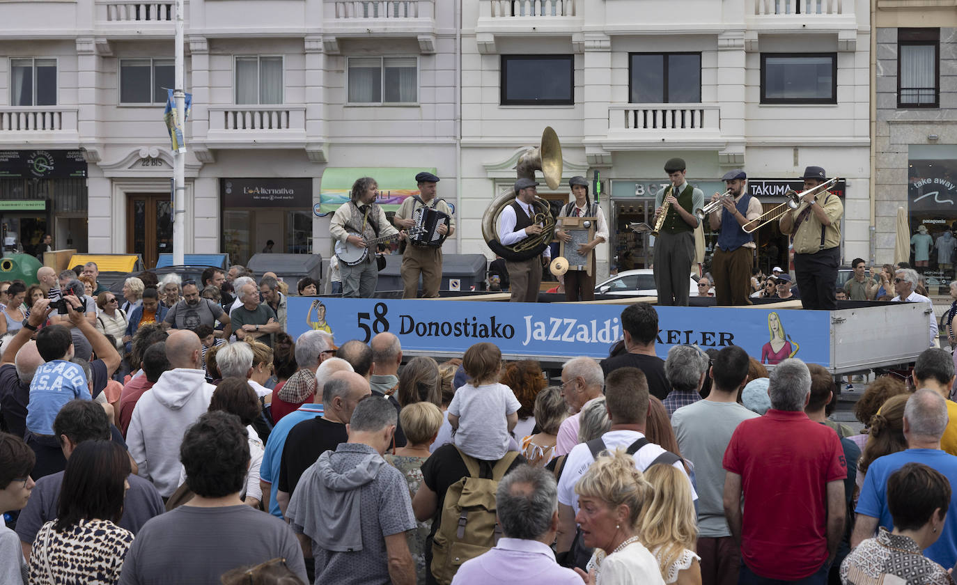 La kalejira de Euskorleans, en imágenes