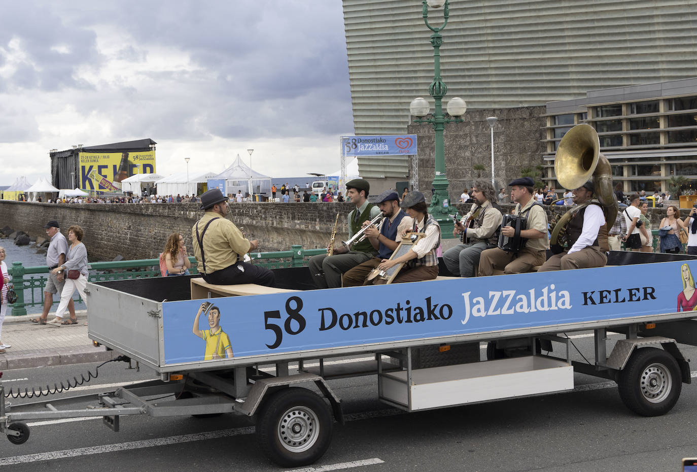 La kalejira de Euskorleans, en imágenes