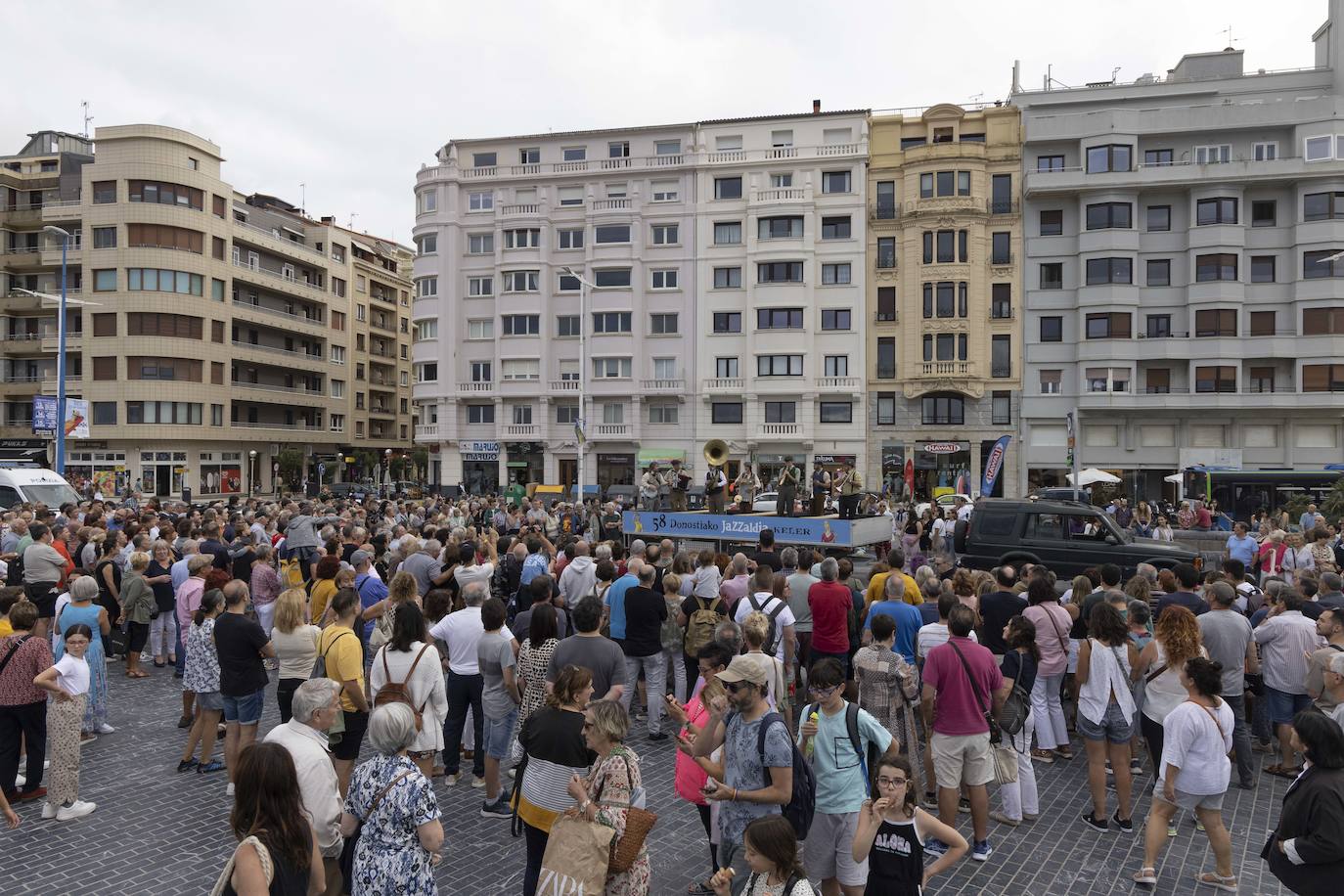 La kalejira de Euskorleans, en imágenes
