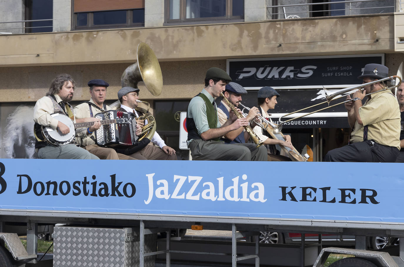 La kalejira de Euskorleans, en imágenes