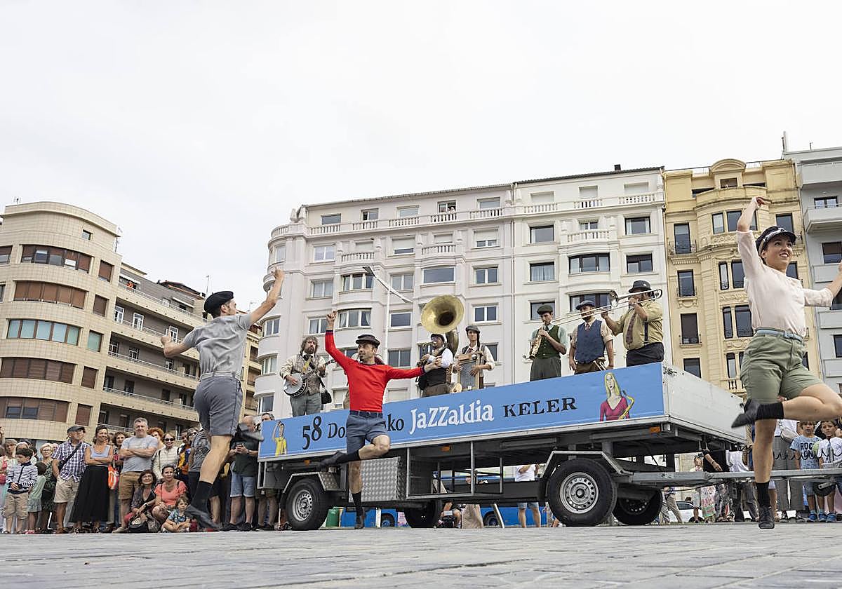 La kalejira de Euskorleans, en imágenes