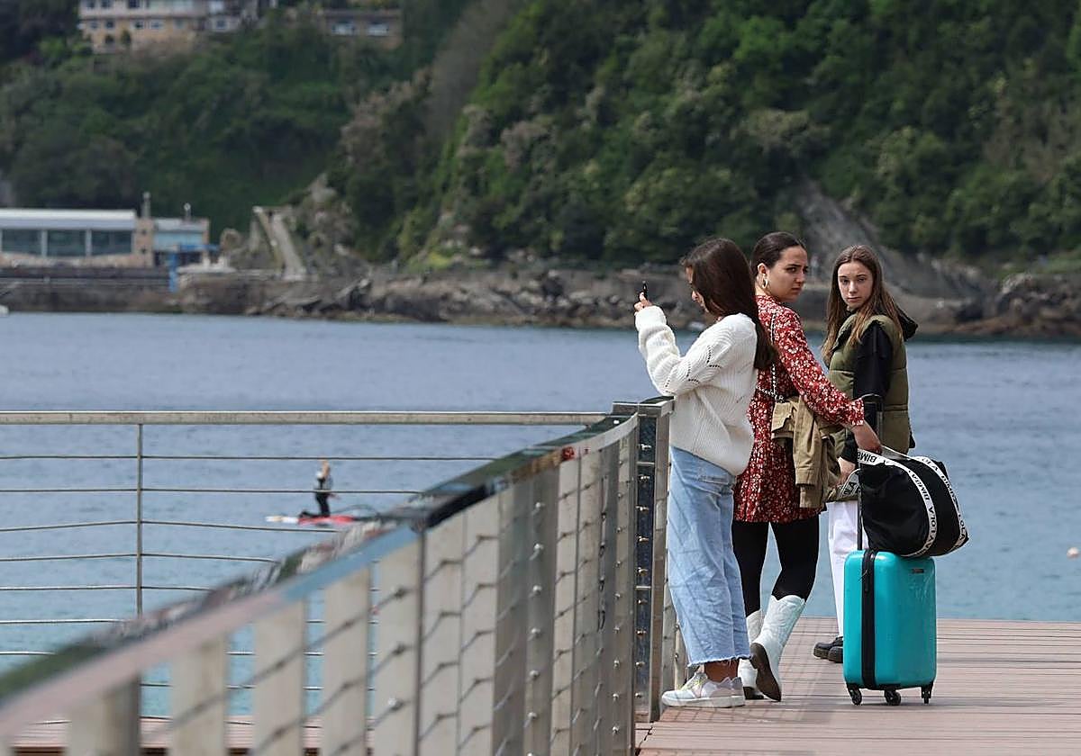 Turistas haciendo fotos en Donostia.