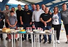 Directivos y algunos socios de Arrasate Rugby Taldea durante la asamblea en Mojategi que aprobó cuentas y memoria deportivo.