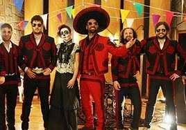 Los sonidos napar-mex con rancheras, corridos,rock y folk de los Zopilotes Txirriaos tienen el éxito asegurado.