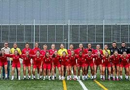 La plantilla armera al completo posa para la primera foto de familia junto al cuerpo técnico encabezado por segundo año por Yerai Martín.