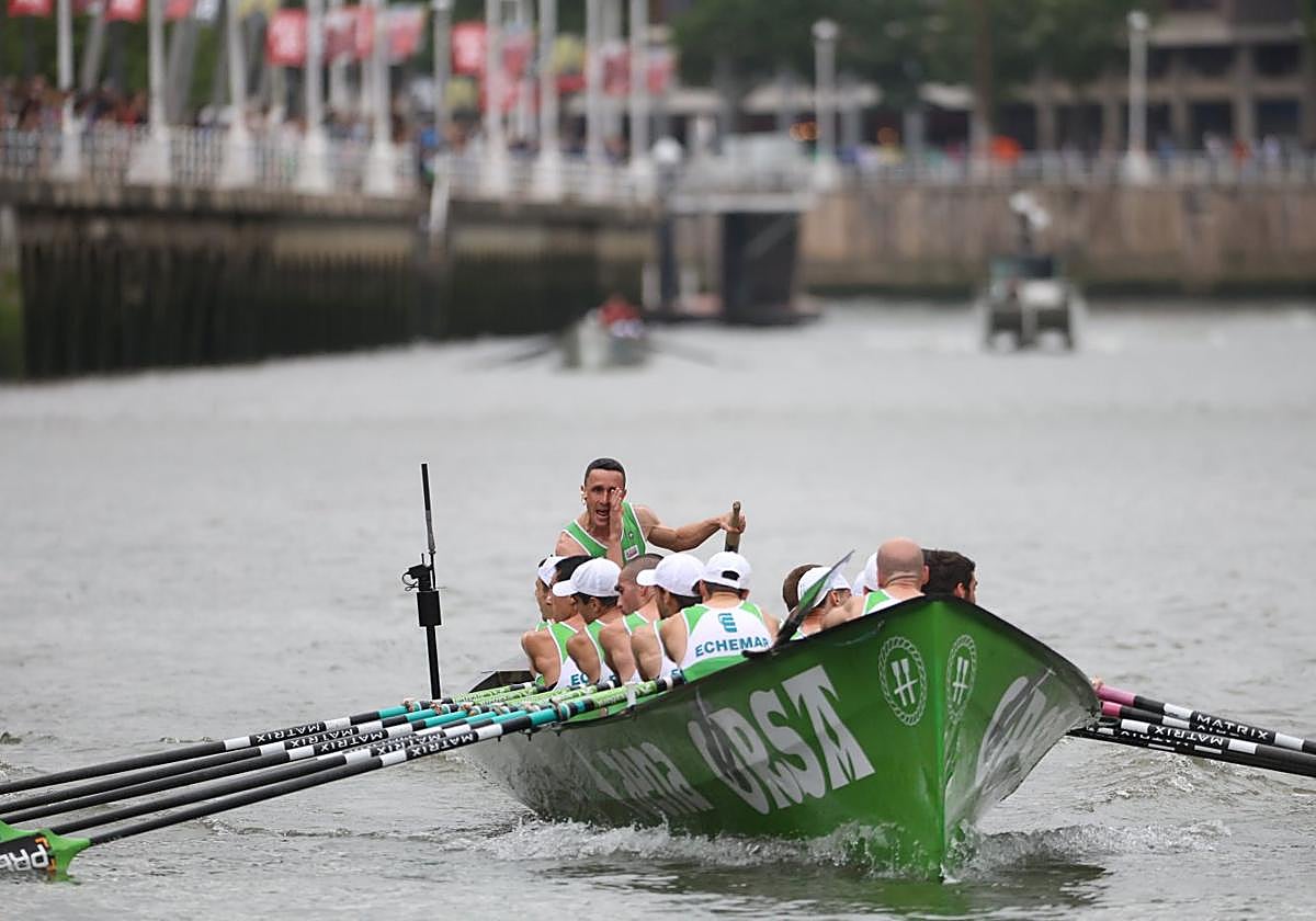 Ioseba Amunarriz anima a sus remeros durante la regata disputada en la ría de Bilbao.