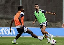 Brais manda un pase en Zubieta.