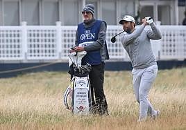 Otaegui acaba el swing en presencia de su caddie, que lleva la bolsa con el nombre del club Goiburu.