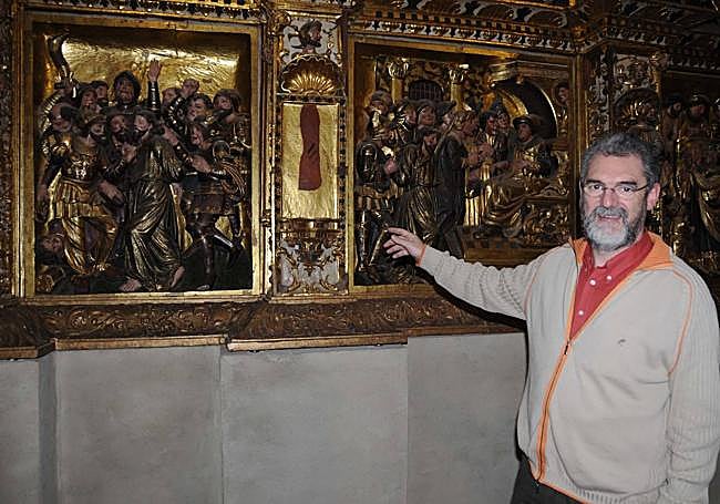 Larrañaga, durante su etapa como párroco oñatiarra, frente al retablo de la iglesia de San Miguel.