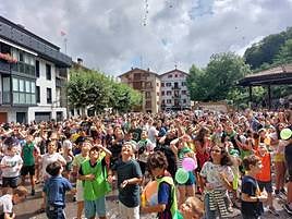 Ehun eta ehun berrehun, Gora Astiarra!