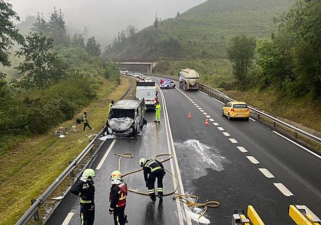 Carretera cortada en el alto de Azkarate después de que los bomberos sofocaran las llamas de la furgoneta incendiada.
