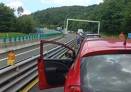 Conductores bajados del coche en la A-15, metros antes del camión averiado.