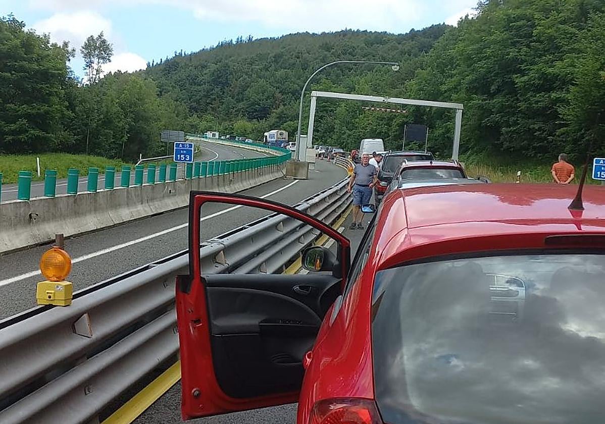 Conductores bajados del coche en la A-15, metros antes del camión averiado.