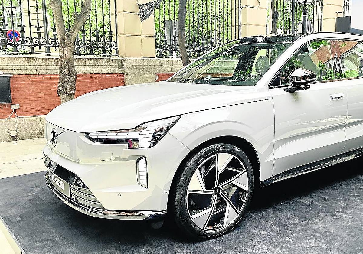 En la imagen, el nuevo Volvo EX90 que llegará el próximo año con potencias de 279, 408 y 517 CV y autonomías de cerca de 600 km, disponible con 5 o 7 plazas y un precio desde 83.217 euros.