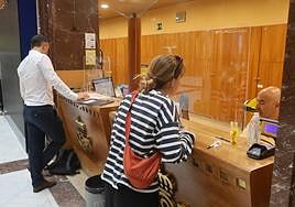 Varias personas, votando ayer en Correos en Donostia.