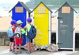 Se han organizado diversos talleres para que los más jóvenes se conciencien de la importancia de reciclar en la playa.