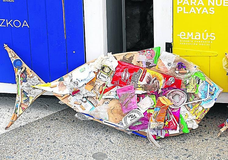 Imagen principal - La playa de La Concha se suma a una campaña para fomentar el reciclaje de residuos