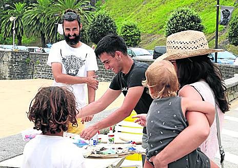 Imagen secundaria 1 - La playa de La Concha se suma a una campaña para fomentar el reciclaje de residuos