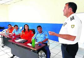 Josu García impartiendo el curso a agentes de El Salvador.