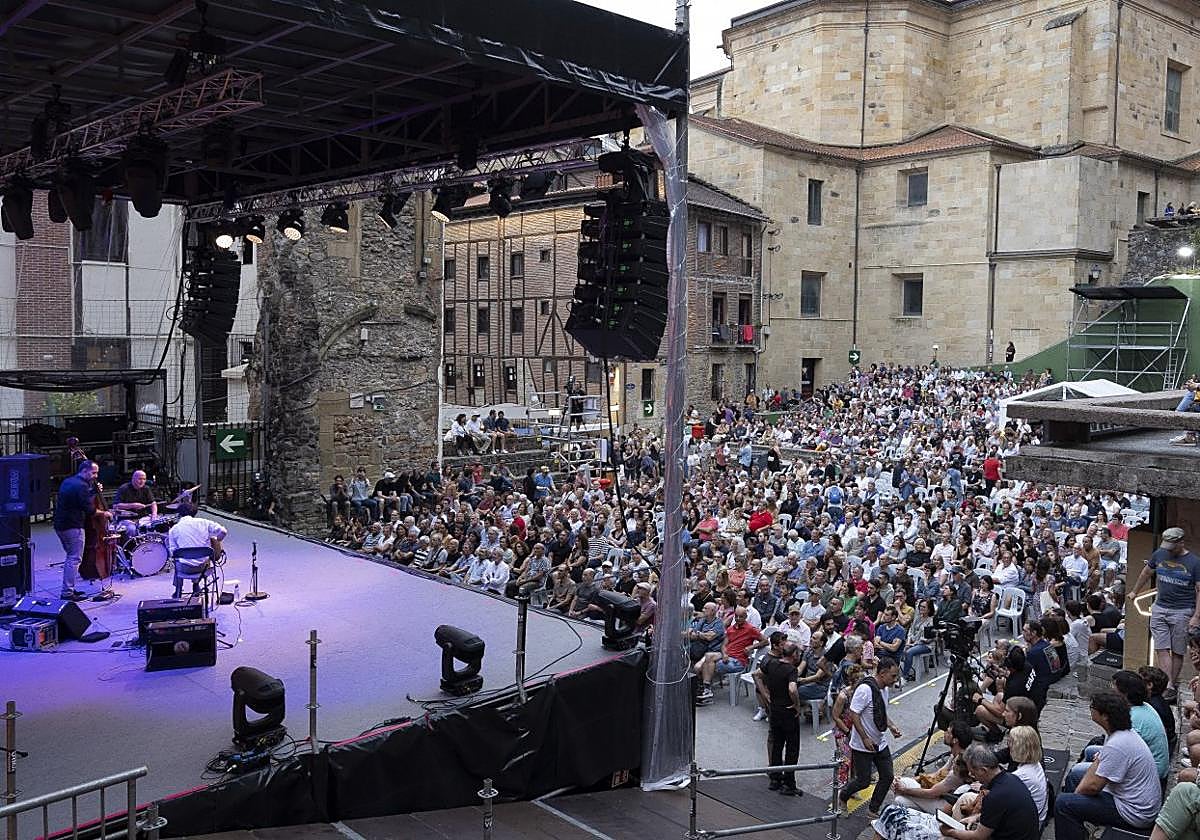 qLa plaza presentó una muy buena entrada para disfrutar de los guitarristas en su sesión inaugural de esta edición.