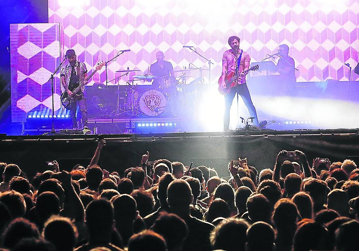 El grupo murciano Viva Suecia dio una descarga electrónica en la Zurriola ante 30.000 personas, según la organización.