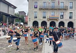 La colorida y divertida tamborrada partió de Foru plaza, tras tocar varios temas como 'Isil isil dago' o 'Gau Ibillera'.
