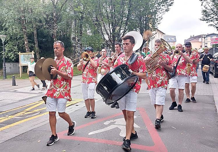 Imagen principal - Astigarraga de fiesta entre marmitako y tambores