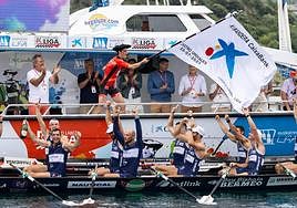 Gorka Aranberri, con el maillot rojo de líder, ondea la Bandera CaixaBank en Castro.
