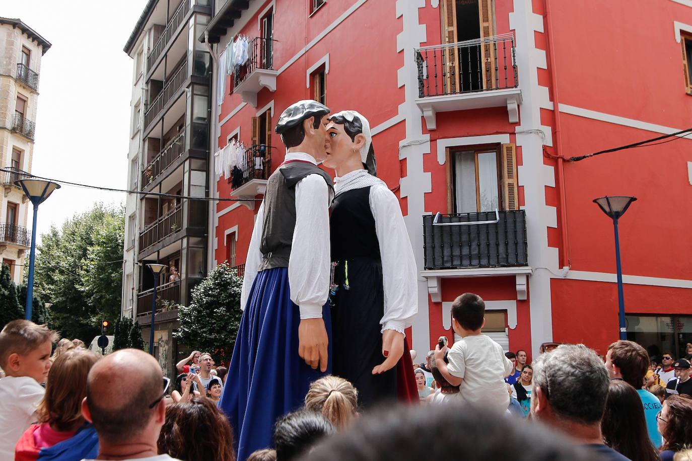 La comida popular y los cabezudos animan Errenteria