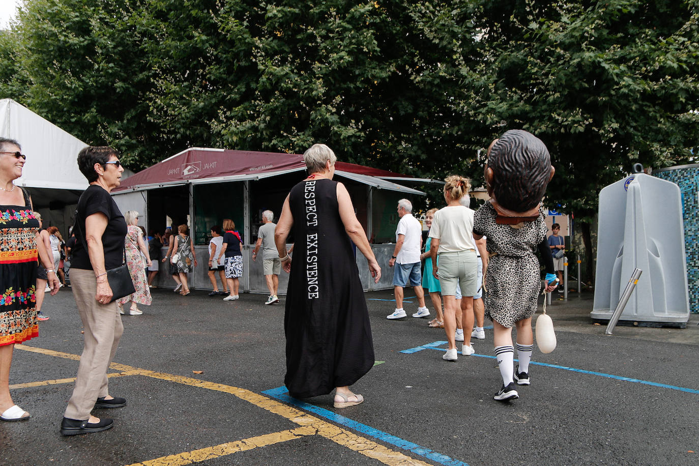 La comida popular y los cabezudos animan Errenteria