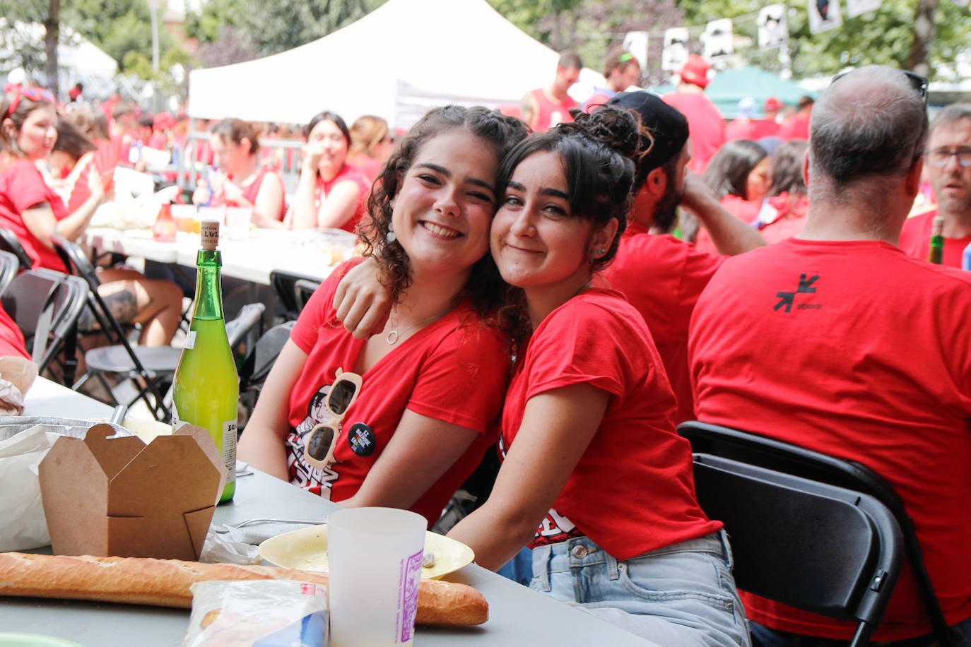 La comida popular y los cabezudos animan Errenteria