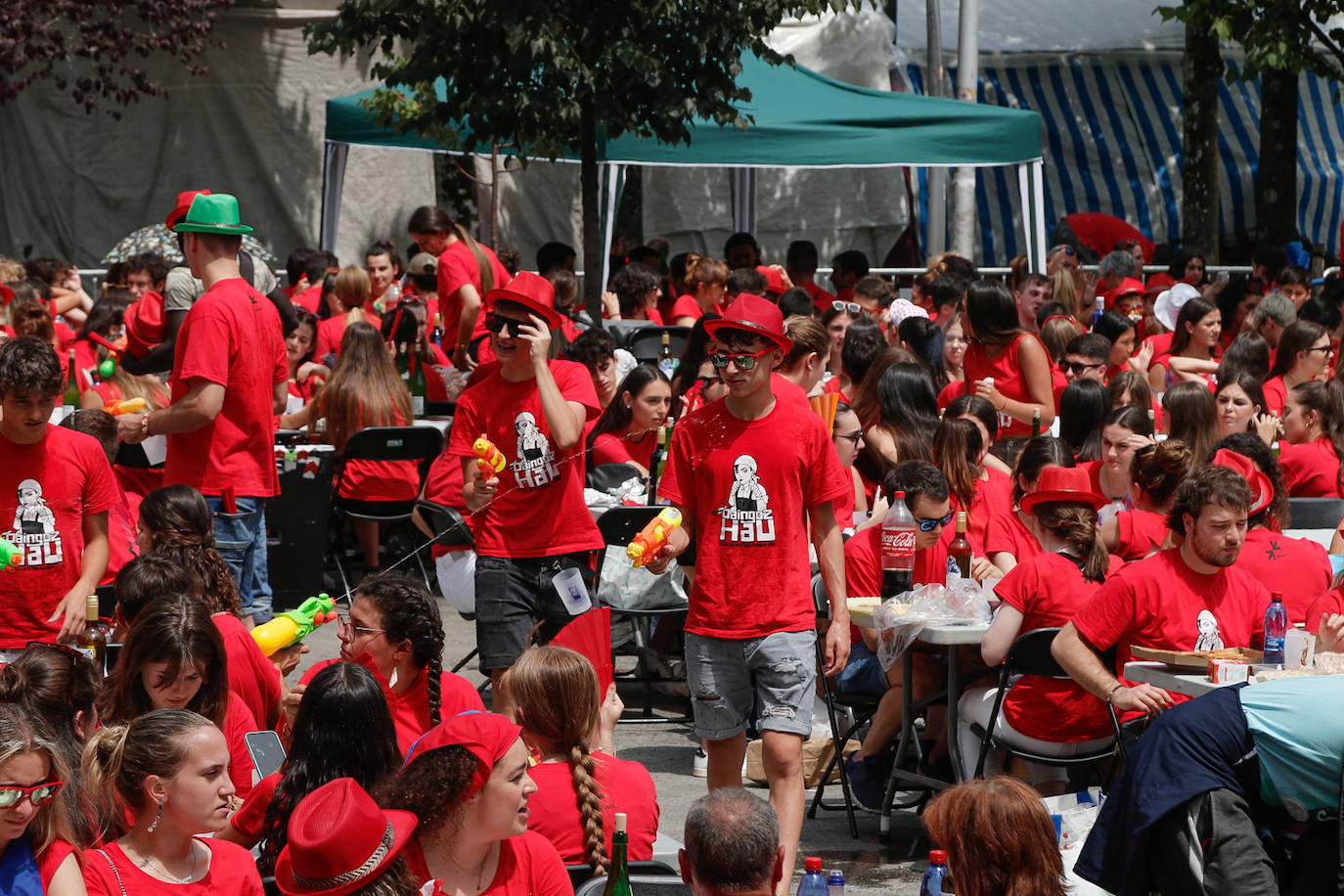 La comida popular y los cabezudos animan Errenteria