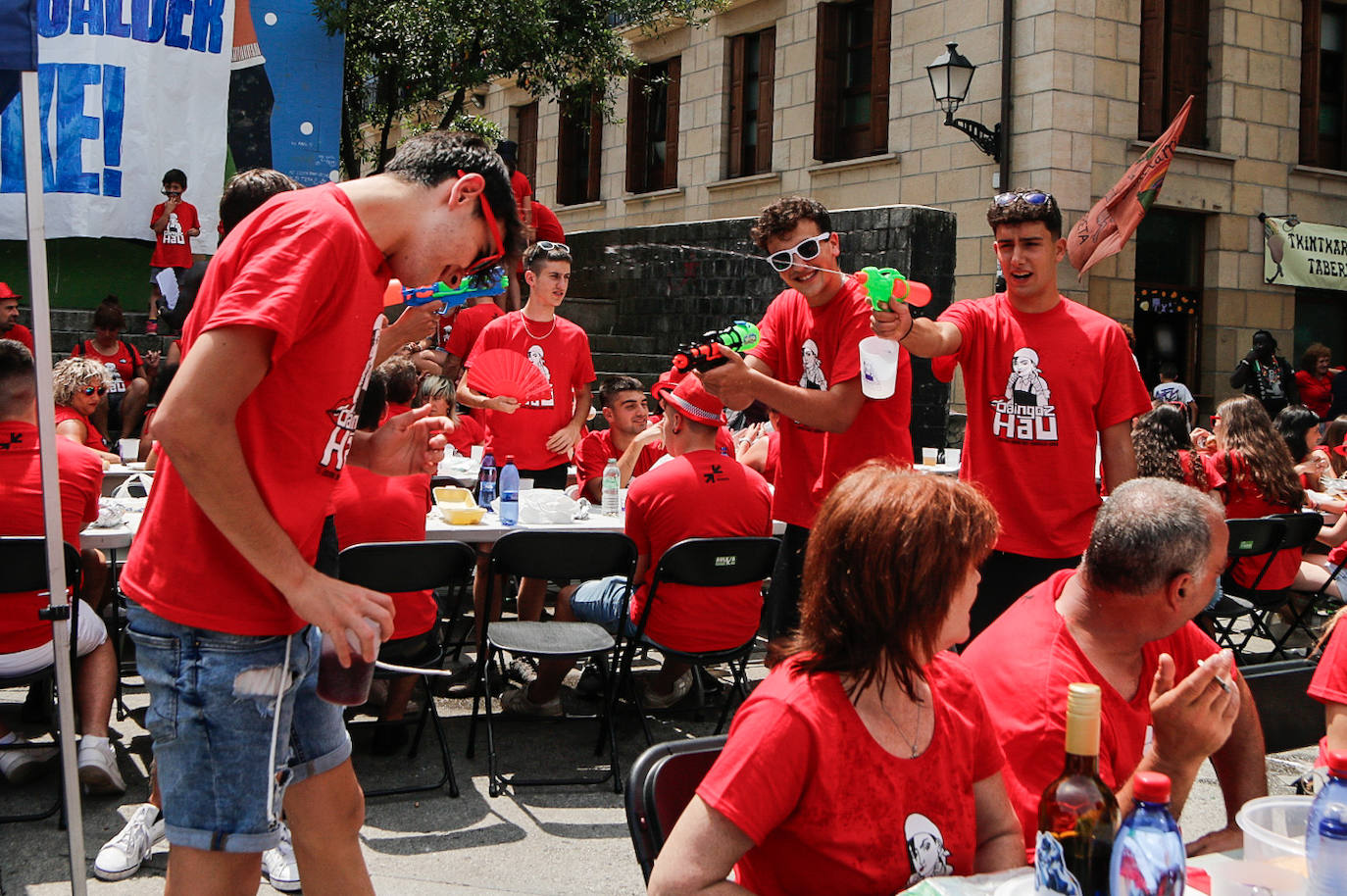 La comida popular y los cabezudos animan Errenteria