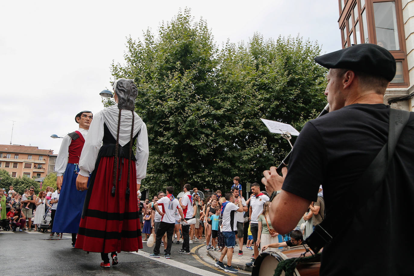 La comida popular y los cabezudos animan Errenteria