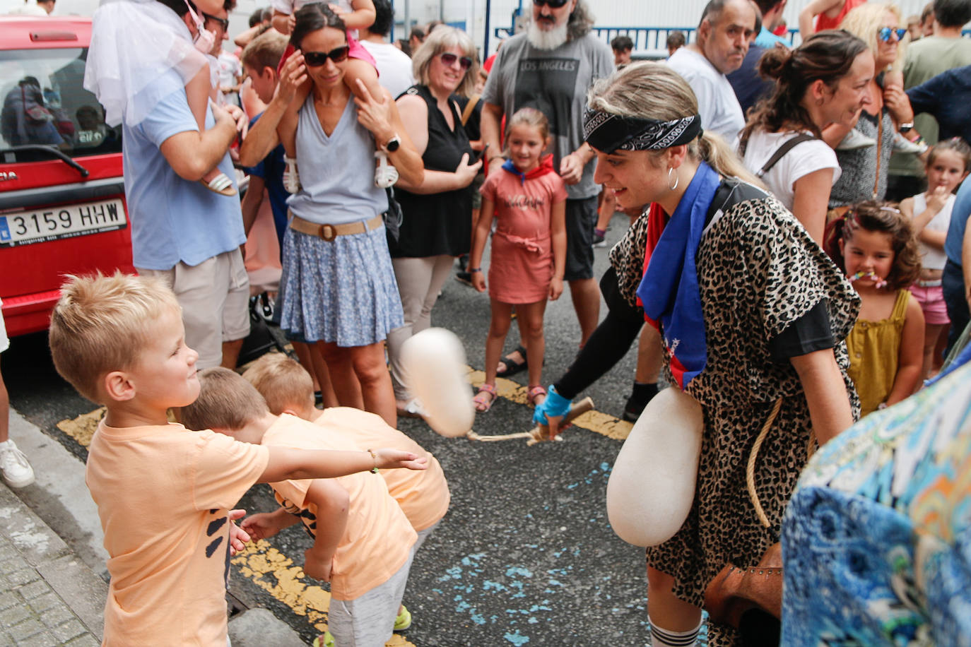 La comida popular y los cabezudos animan Errenteria