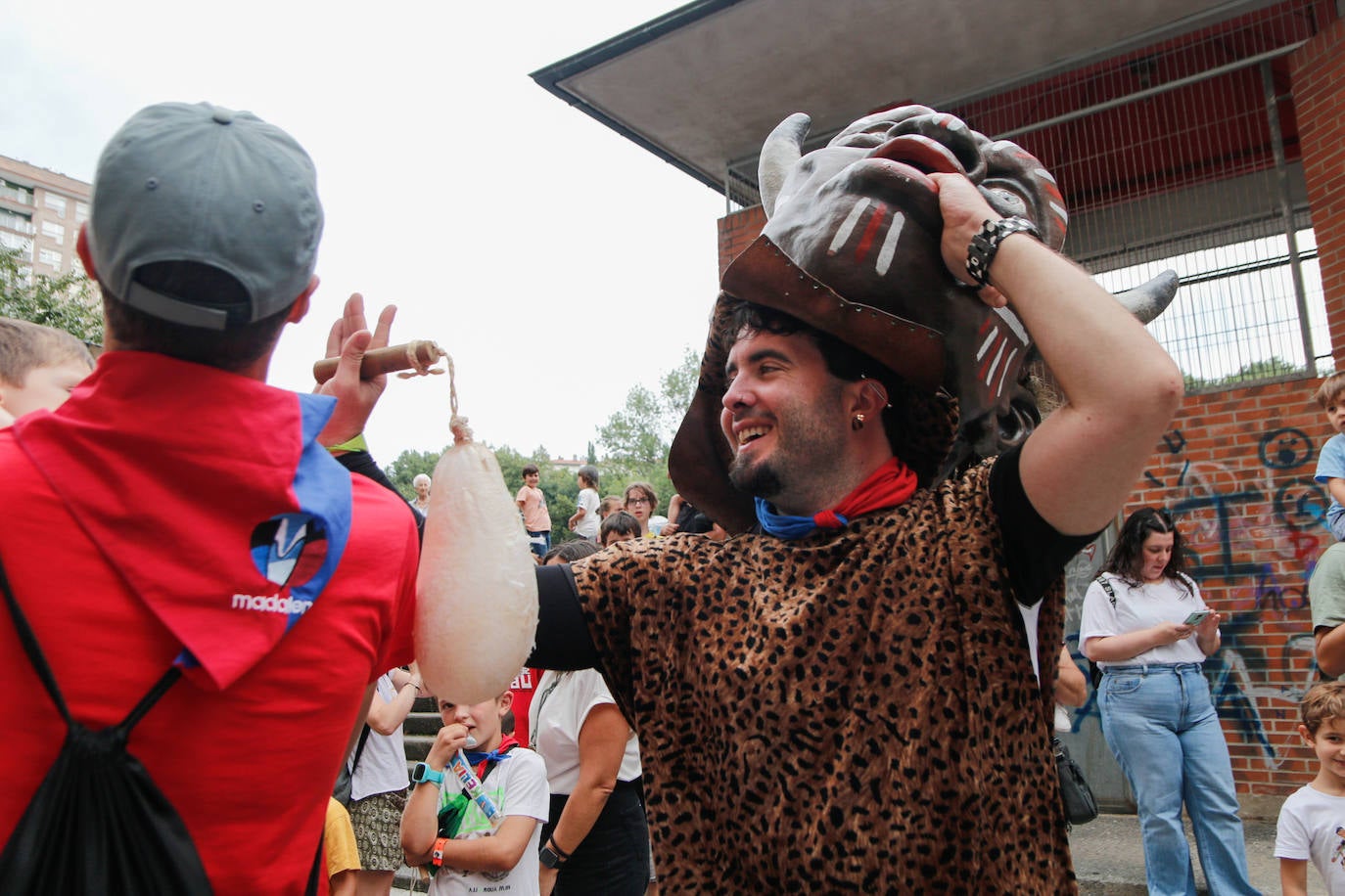 La comida popular y los cabezudos animan Errenteria