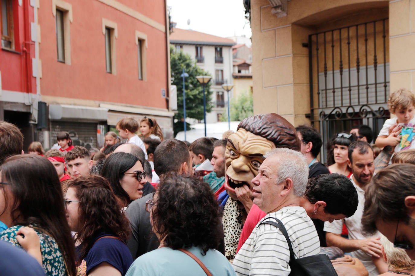 La comida popular y los cabezudos animan Errenteria