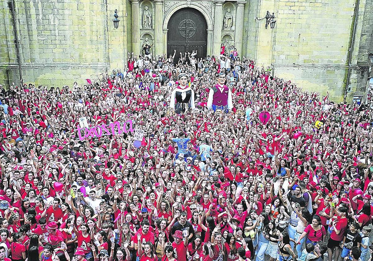 Las cuadrillas posaron con Xanti y Maialen en la Herriko Plaza tras recorrer las calles con DJ Bull.