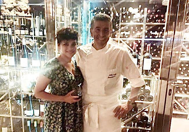 Nora h Jones posa con Juan Carlos Caro, cocinero del Zelai Txiki, tras su cena del sábado.