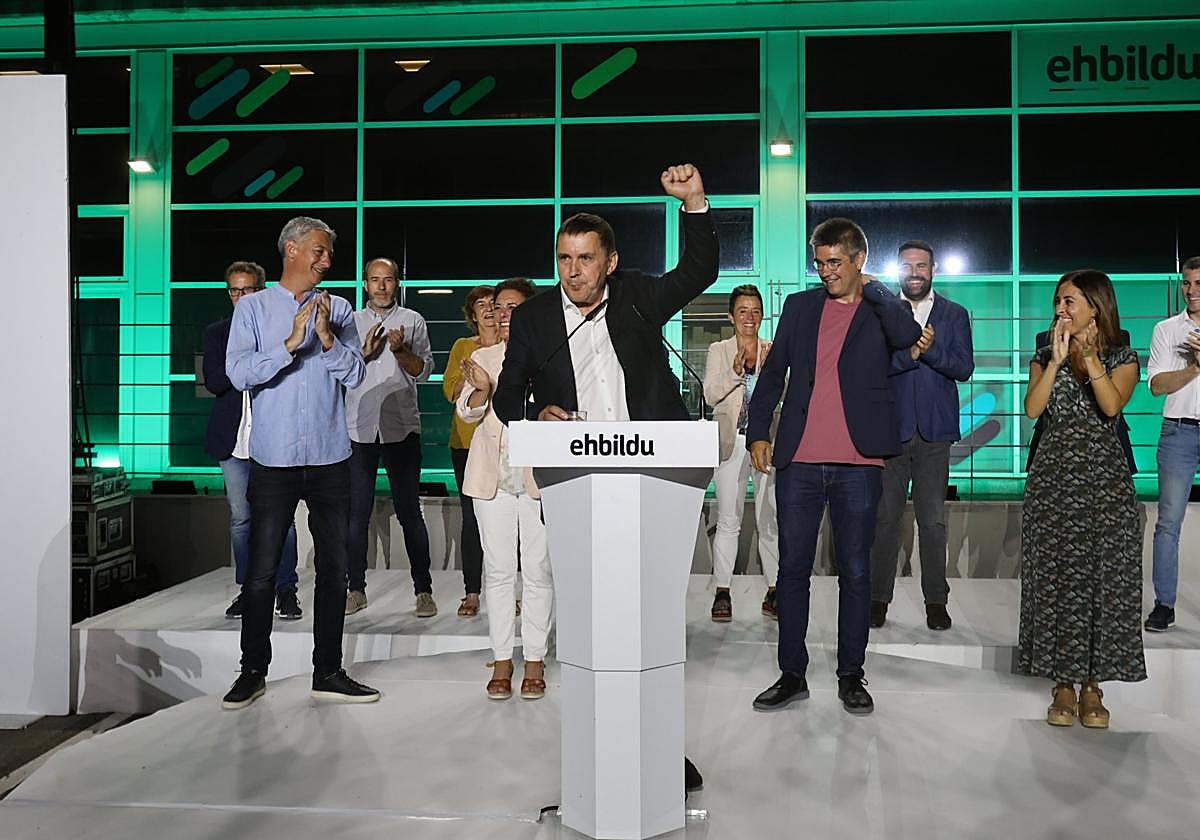 Arnaldo Otegi, coordinador general de EH Bildu, junto a los candidatos al Congreso y al Senado.