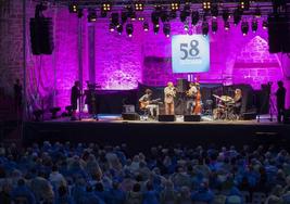 David Helbock disfrutó rodeado de su piano Rhodes y sus sintetizadores.Imagen de la plaza con el público bajo sus chubasqueros durante el recital del premio Donostiako Jazzaldia.