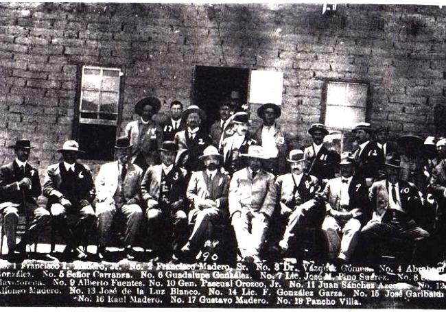 Foto de grupo de los líderes revolucionarios tras la toma de Ciudad Juárez. Entre ellos, en la última fila a la izquierda, junto a la ventana, Pancho Villa