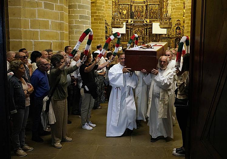 Imagen principal - Multitudinario adiós a Joxean Larrañaga, «un párroco humilde y querido por todos»