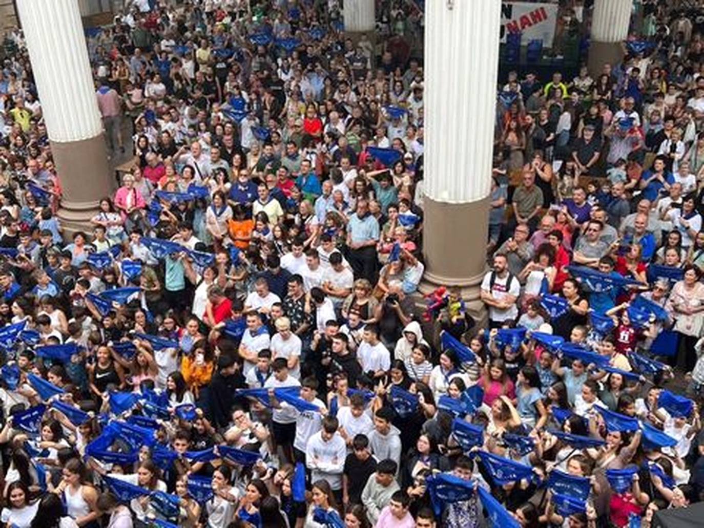 Imagen secundaria 1 - Ordizia se sumergió este lunes en cuatro días de fiesta. Los ordiziarras mostraron sus pañuelos azules y bailaron al ritmo de la charanga.