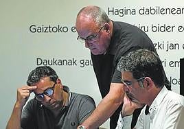 Lasa, Egibar y Goia analizan los resultados en el batzoki del Antiguo.