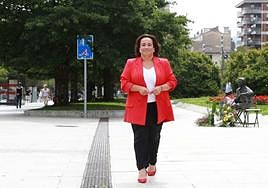 Rafaela Romero por el paseo Colón de Irun junto a la estatua en recuerdo a Luis Mariano.