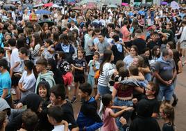 Los más jóvenes se hicieron notar ayer en la plaza Errebote en la que la música invitó a sumarse a la fiesta.