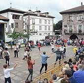 Mutildantzas.Una veintenta de personas bailaron mutildantzas.